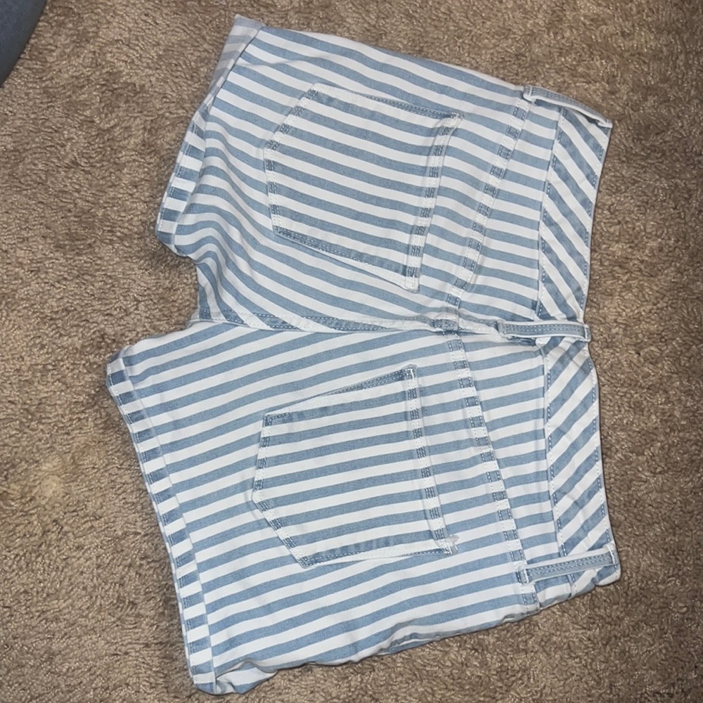 Size 2/26R blue and white striped shorts